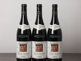 trois bouteilles de vin posées sur une table en bois