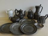 beaucoup d'assiettes et de pichets en argent sur la table
