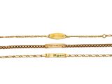 un lot de trois bracelets à chaîne en or portant des prénoms