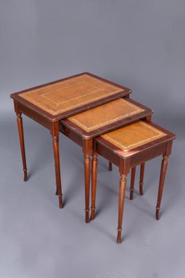paire de tables gigognes anciennes en acajou avec incrustations