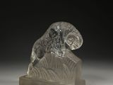 une image représentant une sculpture en verre représentant un bélier sur un rocher