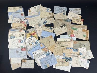 beaucoup de vieilles lettres et d'enveloppes sur la table