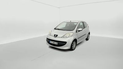 la petite voiture blanche est garée dans une pièce blanche
