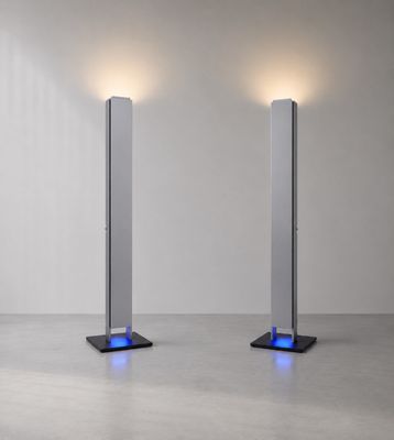 deux grands poteaux métalliques surmontés de lumières bleues dans une pièce vide