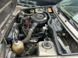 un moteur de voiture avec un bidon d'essence dans le coffre