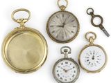 plusieurs types de montres de poche sont présentés sur une surface blanche