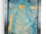 tableau représentant une femme en robe bleue, dans un cadre argenté