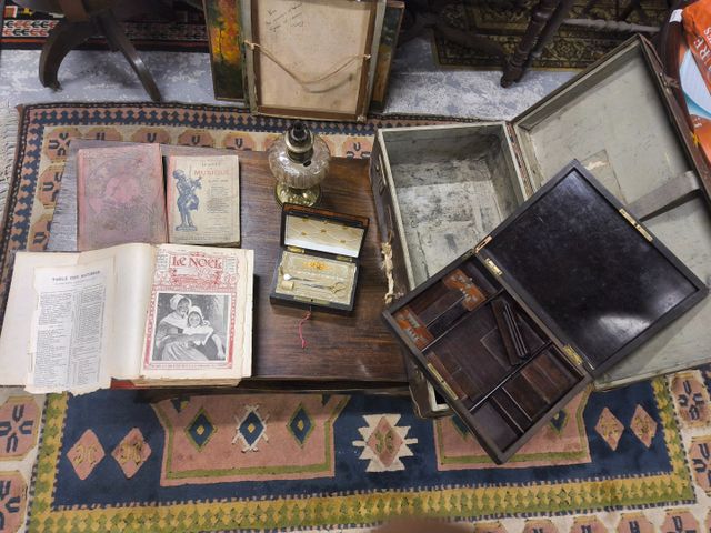 Valise garnie, lampe à pétrole, 3 livres, une boîte a couture et ...