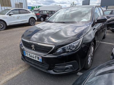 une voiture noire garée sur un parking avec d'autres voitures