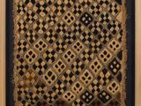 un morceau de tissu noir et doré à carreaux