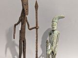 statue représentant un homme tenant une lance et un chien, debout l'un à côté de l'autre