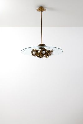 une lampe suspendue au plafond de la pièce