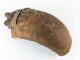 un chapeau en cuir marron orné d'un ruban en cuir