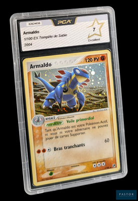gros plan d'une carte pokemon dans un étui en plastique