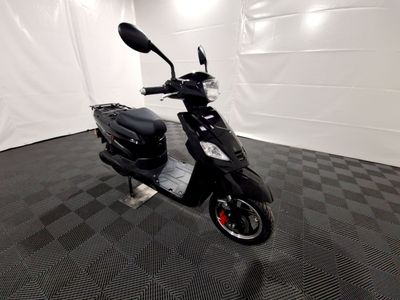 une photo d'un scooter noir garé dans une pièce