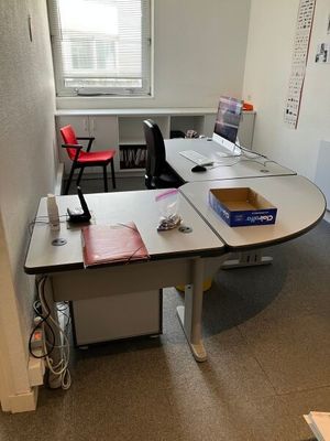 un bureau avec une chaise et un ordinateur dessus
