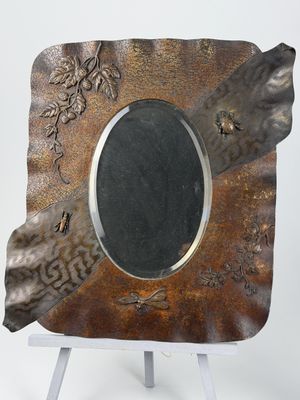 Miroir en bronze et laiton à patine cuivrée et brune, à déco…
