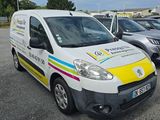 une camionnette blanche garée dans un parking