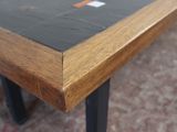 une table en bois ornée d'un motif noir et orange