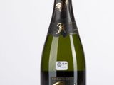 une image d'une bouteille de champagne sur fond blanc