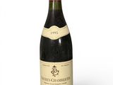 une bouteille de vin posée sur une table