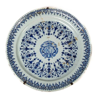 une assiette bleue et blanche ornée d'un motif