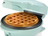 un gaufrier avec une gaufre à l'intérieur