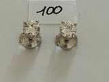 une paire de boucles d'oreilles en diamant exposée dans une vitrine
