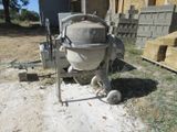 une bétonnière qui est posée par terre