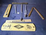 un grand nombre d'outils posés sur la table