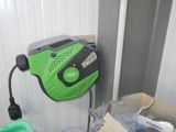 une photo d'un outil électrique vert et noir dans une pièce