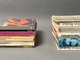 plusieurs livres sont empilés sur une table