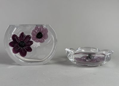 deux vases en verre contenant des fleurs, posés sur une table