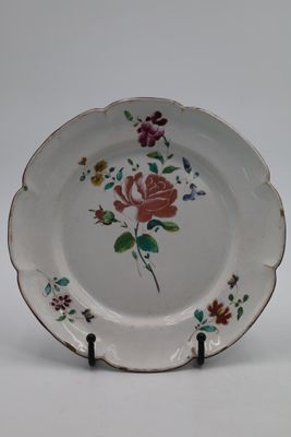 SAMADET, Assiette en faience polylobé à décor floral et de s…