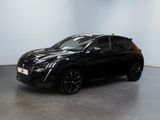 Une voiture noire est garée dans une pièce blanche au sol noir.