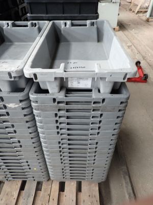 de nombreux conteneurs en plastique empilés sur une palette