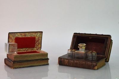deux petites boîtes posées l'une à côté de l'autre