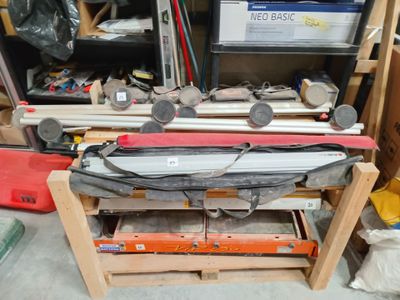 un établi en bois sur lequel sont posés des outils, dans un garage