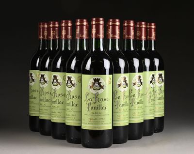 six bouteilles de vin rouge sont alignées