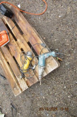 une palette en bois sur laquelle sont posés tout un tas d'outils