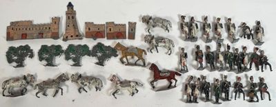 beaucoup de figurines qui se trouvent sur la table