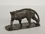 sculpture en bronze représentant une panthère sur un rocher