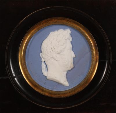 portrait d'une femme de profil dans un cadre bleu et or