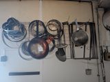 de nombreuses casseroles et poêles accrochées au mur