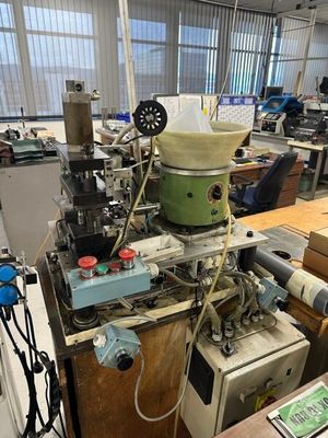 une machine placée au milieu d'une pièce