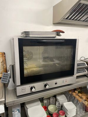 un micro-ondes posé sur une étagère dans une cuisine