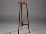 un tabouret ancien en bois avec une assise en bois sur fond gris