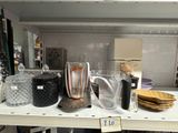 beaucoup d'articles sur les rayons du magasin