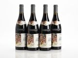 trois bouteilles de vin posées les unes à côté des autres sur une surface blanche