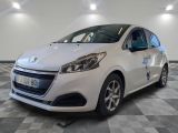 la petite voiture blanche est garée dans le garage sur un sol en damier
